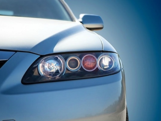 Cambiar los faros del auto: cómo hacerlo en 4 pasos