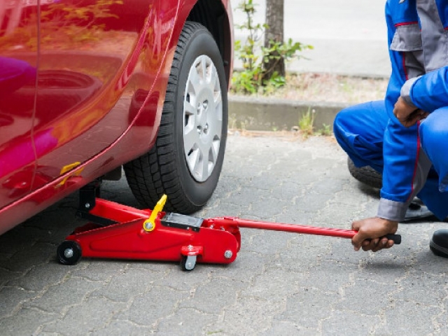 Cómo encontrar los puntos para levantar tu auto con un gato