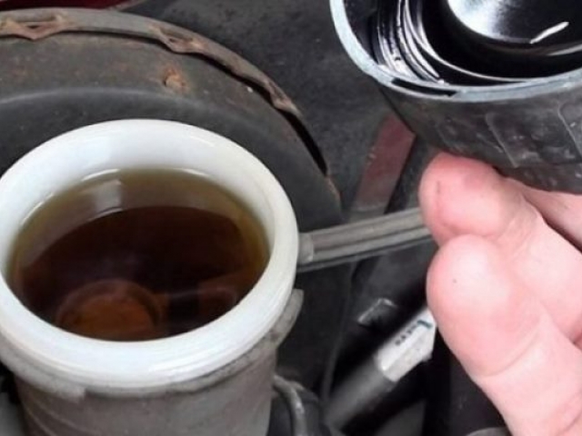 Cómo y por qué cambiar el líquido de frenos de tu auto