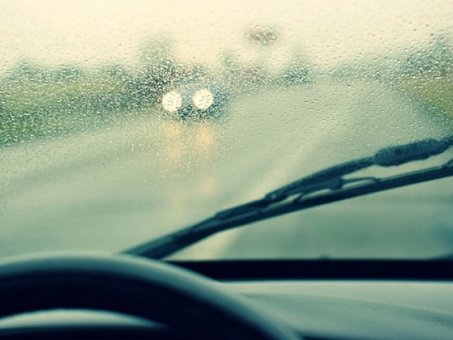 ¿Te ha pasado que no importa cuanto limpies el parabrisas de tu auto se sigue empañando?  El aire atrapado en tu auto suele ser más cálido y húmedo que el aire exterior. Las ventanas y los parabrisas suelen estar fríos. Por lo que, a medida que el aire más cálido entra en contacto con el vidrio. La temperatura del interior disminuye. Lo que produce, vapor de agua en el interior del parabrisas y las ventanas. Y, cuando hay personas dentro del auto, la respiración y la temperatura corporal aumentan aún más la humedad. Elementos que ayudan a no tener vidrios empañados La buena noticia, es que las soluciones para los vidrios empañados son sencillas. Ya que, tu automóvil, está equipado con una serie de características destinadas a mantener tu visión clara.  Aire acondicionado Si tus vidrios se empañan, intenta dejar el aire acondicionado encendido con el calentador a una temperatura agradable. Te sorprenderá lo rápido que se despejan. También, puedes apagar la recirculación cuando se usa el aire acondicionado y dejar entrar un poco de aire fresco cuando sea posible. Curiosamente, usar la función antivaho de tu auto es pasado por alto. En la mayoría de los autos modernos. Existe esta función que activará el aire acondicionado y el ventilador. Para así, forzar el aire seco y caliente sobre el parabrisas.  Descongelador Además del desempañador delantero. Tu auto, también está equipado con un descongelador trasero. Para mantener el vidrio libre de condensación. El descongelador, utiliza un elemento eléctrico para calentar el vidrio lo suficiente como para evaporar la humedad acumulada. Es un sistema, que funciona tan eficazmente como el desempañador de tu parabrisas.  Limpia tu parabrisas correctamente El aceite, el polvo y otros contaminantes que se acumulan en tus ventanas le dan al vapor de agua más área de superficie donde acumularse. Un buen pulido, es la mejor manera de limpiar el parabrisas y ayudar a reducir los efectos de la condensación. El vidrio limpio, reduce la cantidad de área que adoran estas pequeñas gotas, lo que significa que el vidrio de tu auto tardará más en evaporarse en primera instancia, y será más rápido de limpiar con los métodos anteriores una vez empañados.
