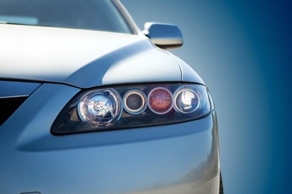 Cambiar los faros del auto: cómo hacerlo en 4 pasos