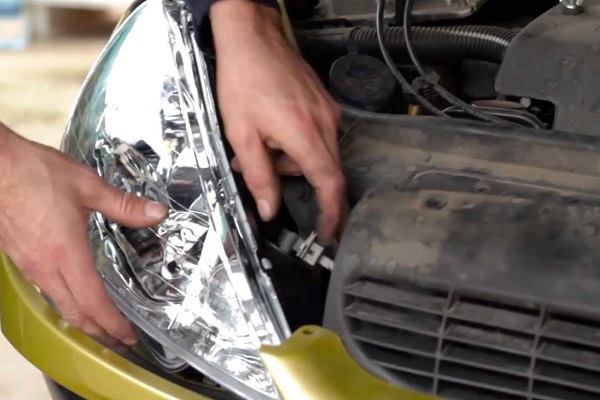 Cambiar los faros del auto: cómo hacerlo en 4 pasos