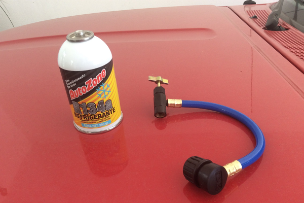 recargar el sistema de aire acondicionado del auto