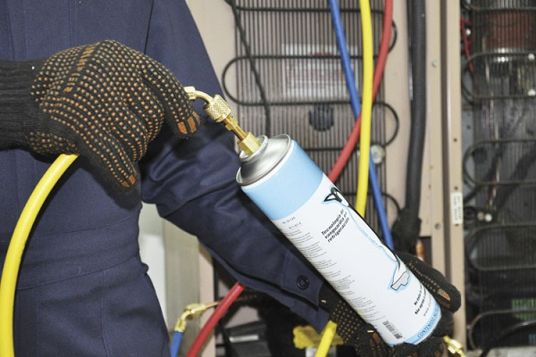 recargar el sistema de aire acondicionado del auto