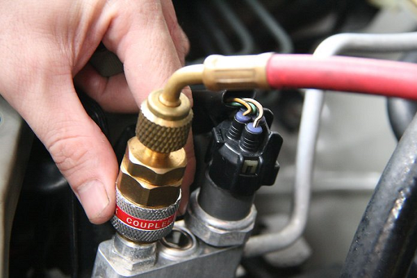 recargar el sistema de aire acondicionado del auto