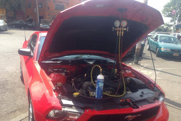 recargar el sistema de aire acondicionado del auto