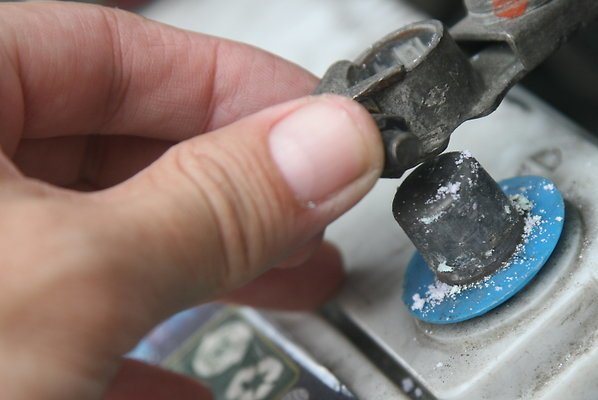 Te mostramos cómo cambiar un terminal corroído de la batería