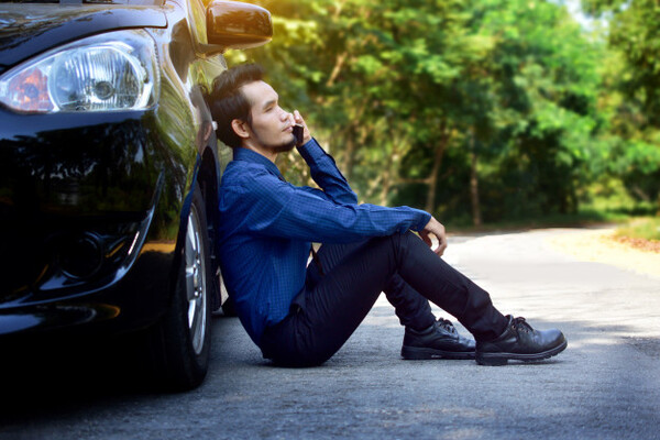 hombre carro estresado no enciende