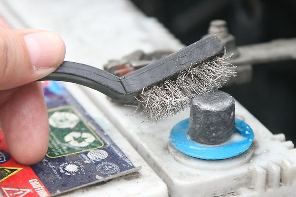 Te mostramos cómo cambiar un terminal corroído de la batería