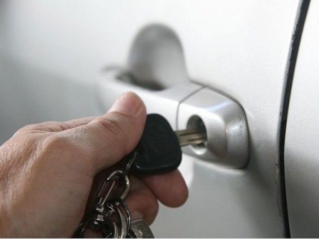 Cómo reparar una puerta de auto que no cierra