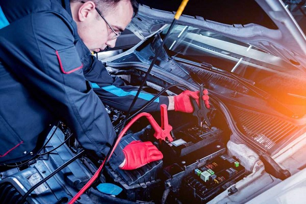 Cómo hacer puente para arrancar un auto