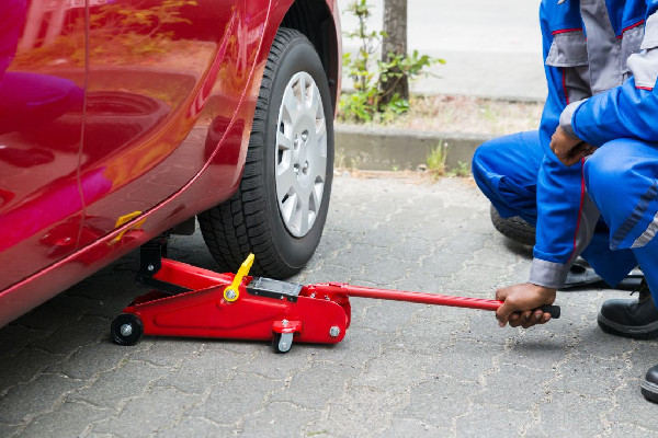 Cómo encontrar los puntos para levantar tu auto con un gato