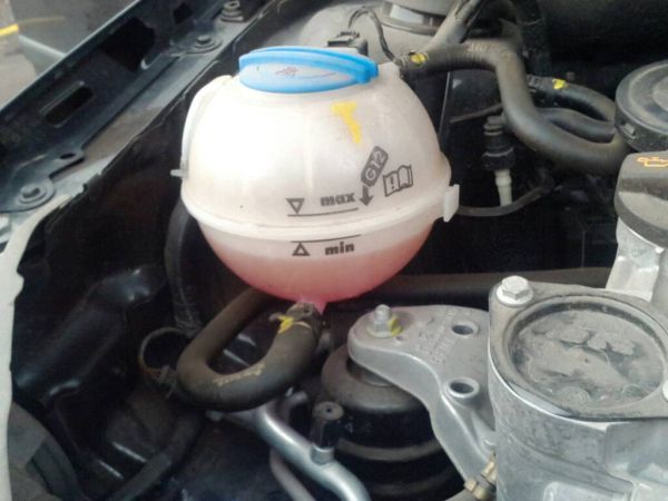 Comprueba el nivel de refrigerante