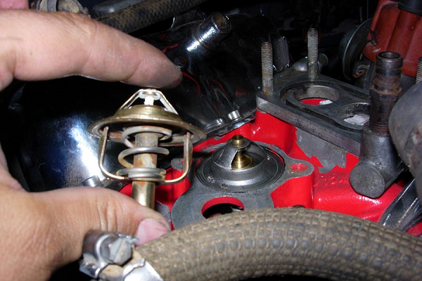 el motor de mi auto se recalienta